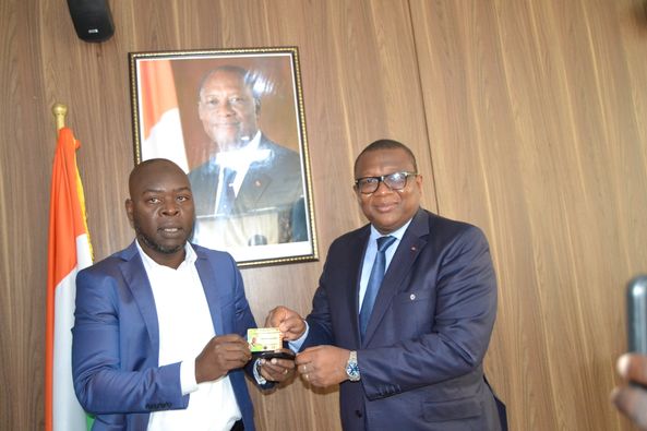 Médias : le ministre Amadou Coulibaly reçoit sa carte d’honneur de journaliste professionnel